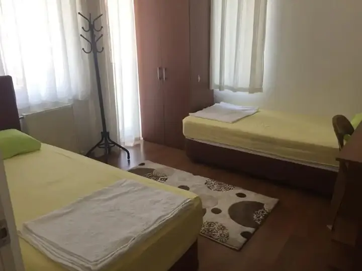 Ула: Ugurevler Apart