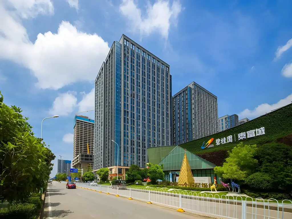 Vienna 3 Best Hotel (Yaxin Hospital Aeon Mall) — фото 1