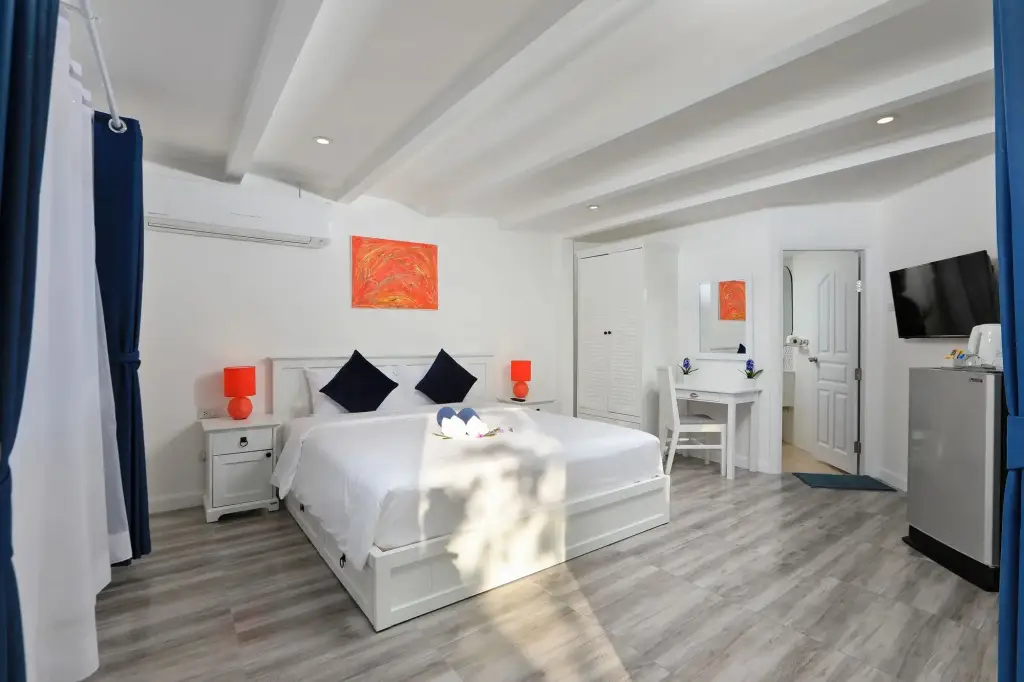 Муанг: Kata White Villas