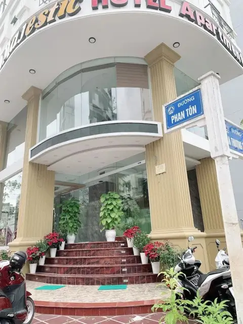 Majestic Hotel — фото 1