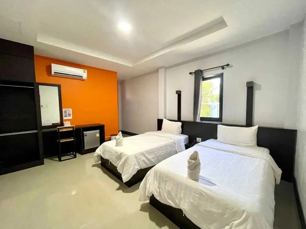 Амнатчарен: Nakarin Hotel