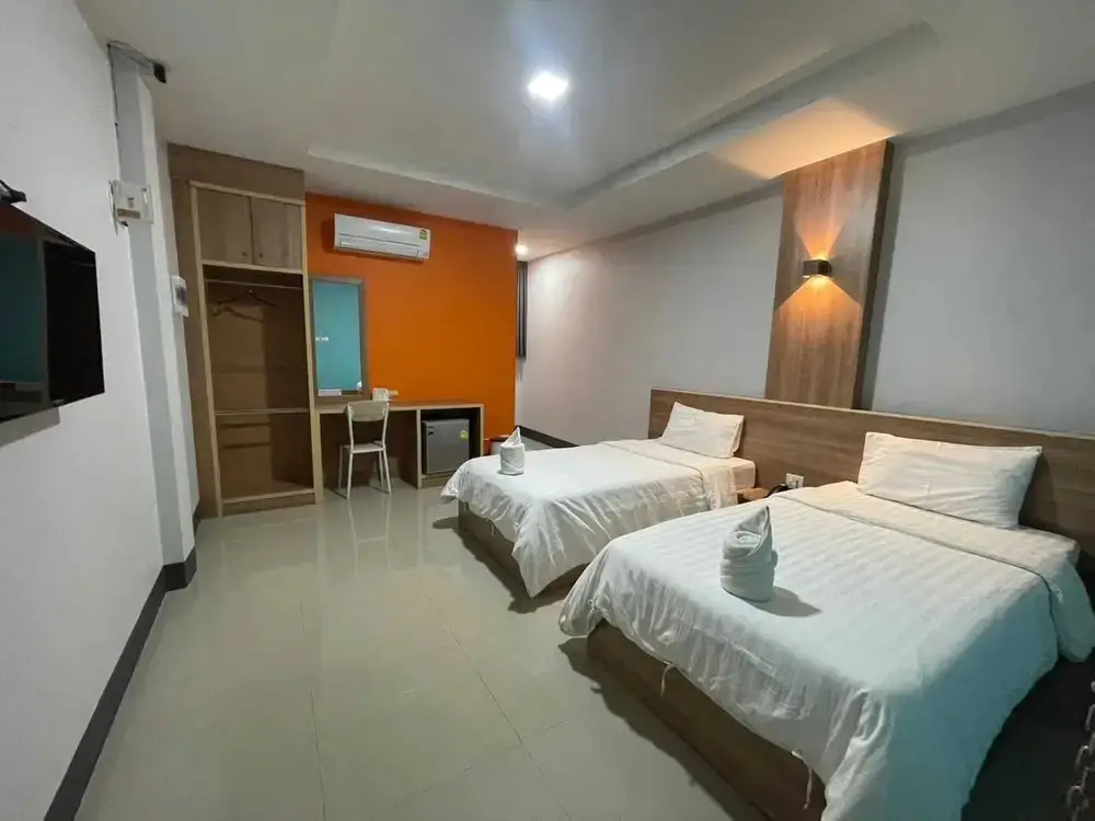 Амнатчарен: Nakarin Hotel