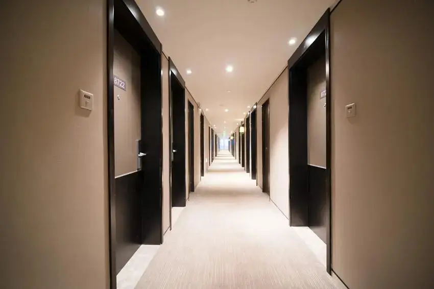 Нанкин: Home Inn Plus Hotel South Nanjing Railway Station North Square Window of Greenbelt
