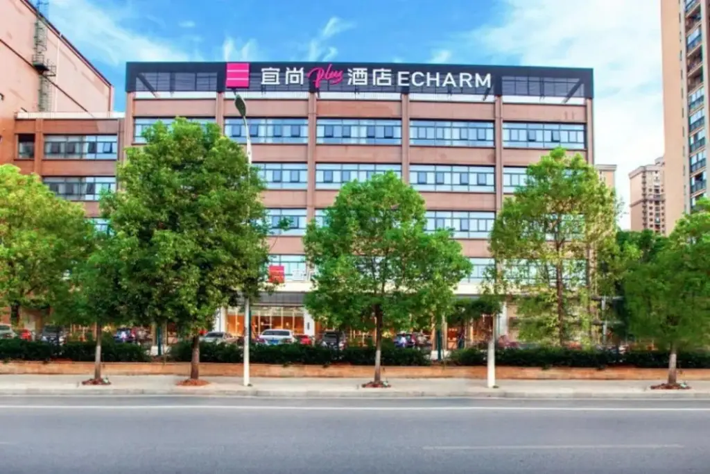 Echarm Plus Hotel (Wuhan Donghu College Dahualing Subway Station) — фото 1
