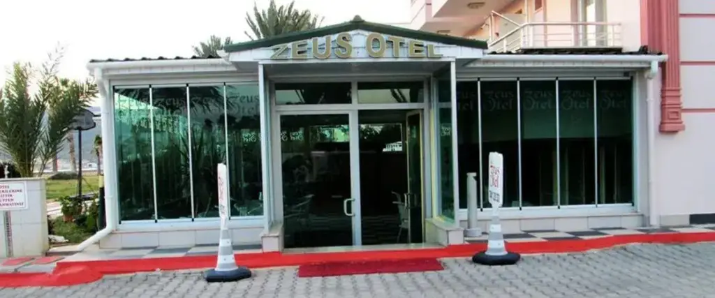 Zeus Hotel — фото 1