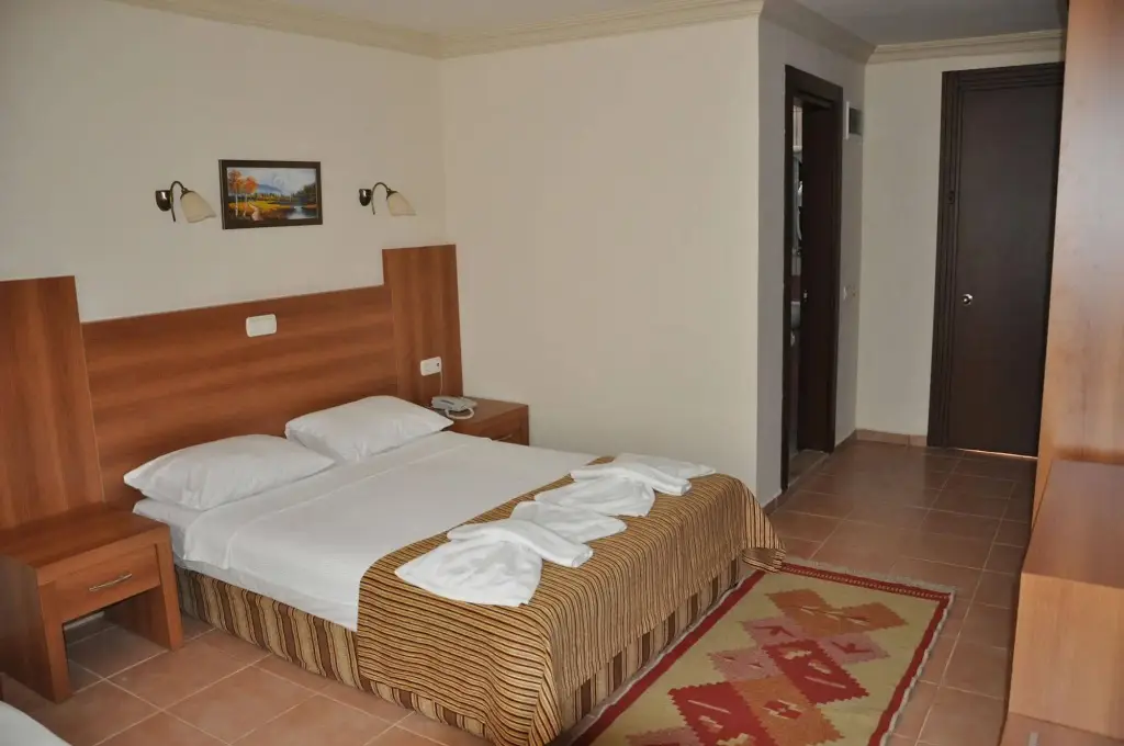 Чамьюва: Moms Hotel