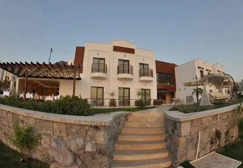 Small Beach Hotel — фото 1