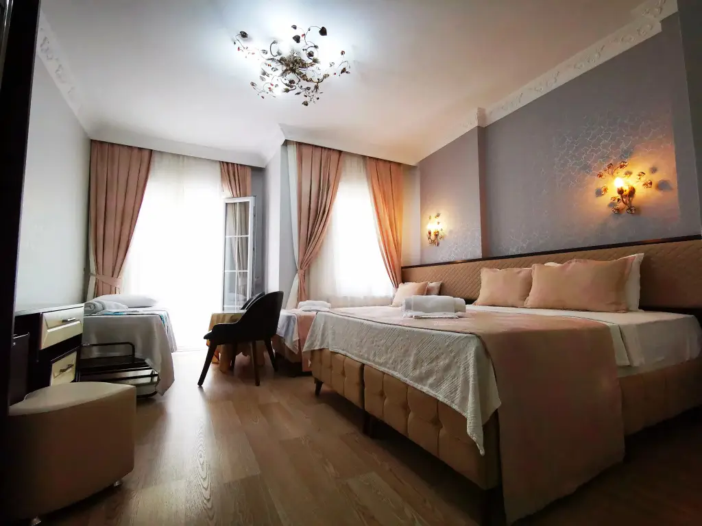 Стамбул: Hotel Broken Column