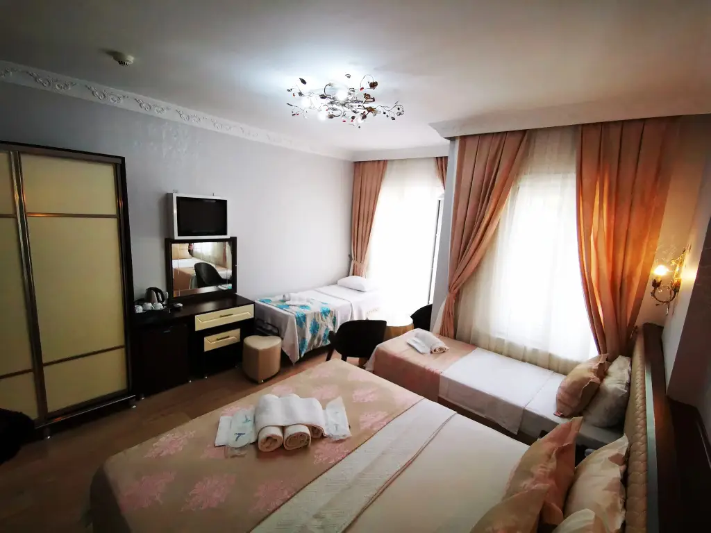 Стамбул: Hotel Broken Column