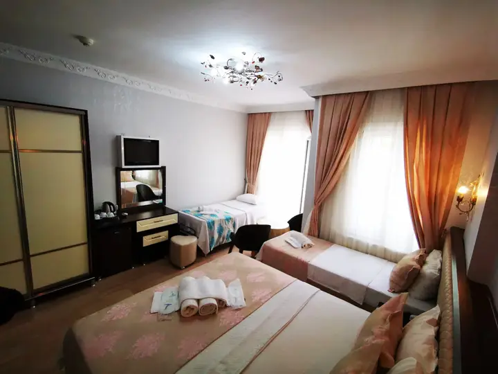 Стамбул: Hotel Broken Column
