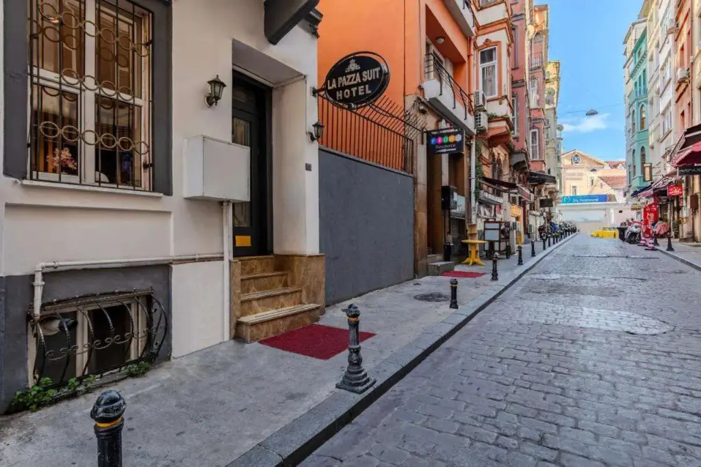 La Pazza Suites Hotel — фото 1