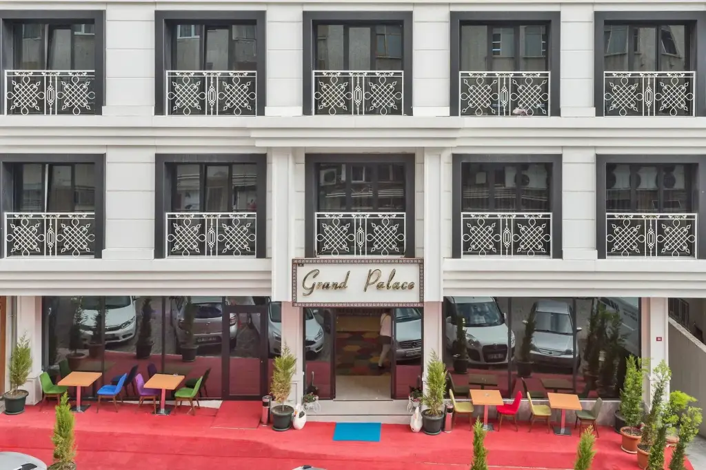 Grand Palace Hotel — фото 1