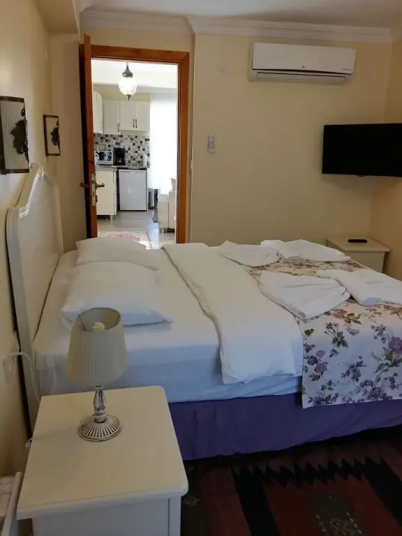 Гокова: Three Palms Suites