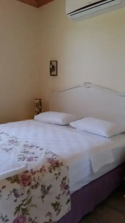 Гокова: Three Palms Suites