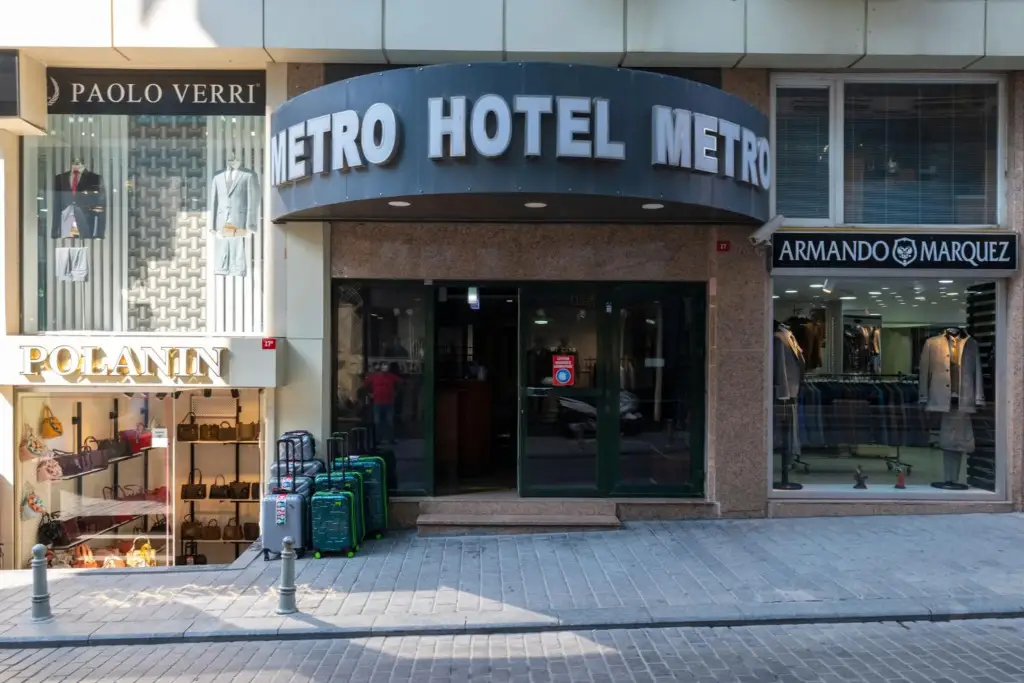 Metro Hotel — фото 1