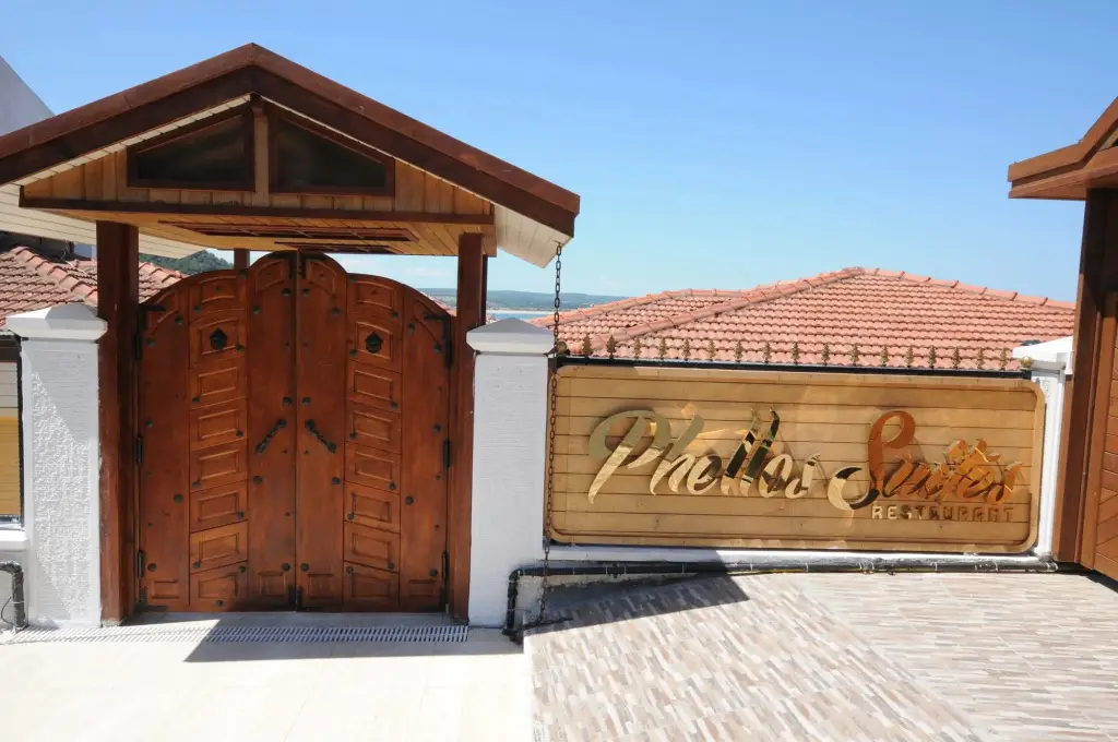Phellos Suites — фото 1
