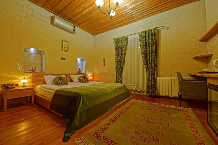 Учисар: La Casa Cave