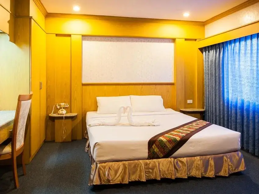 Рои Эт: Sagatenakorn Hotel