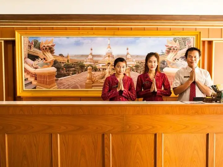 Рои Эт: Sagatenakorn Hotel