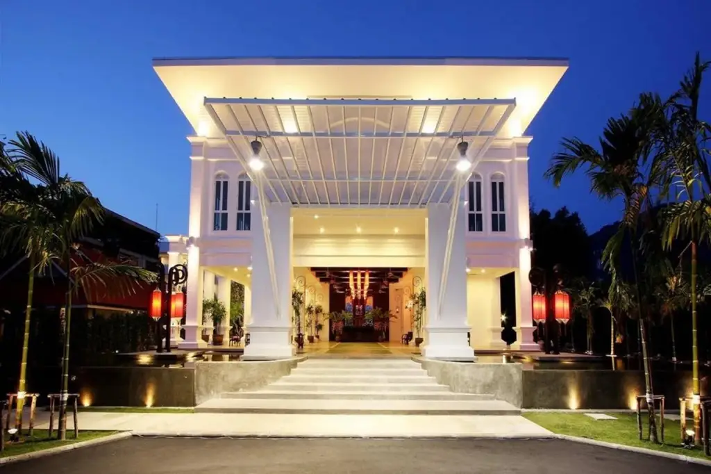 Пхукет: Курортный отель The Old Phuket - Karon Beach Resort
