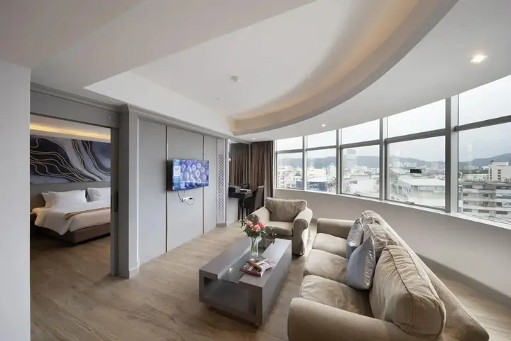 Хатъяй: New Season Hotel