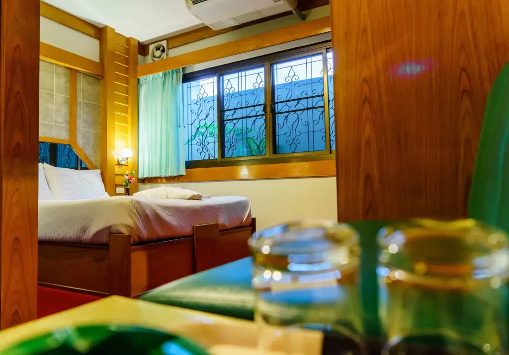 Кхлонг-Янг: Siri Hotel