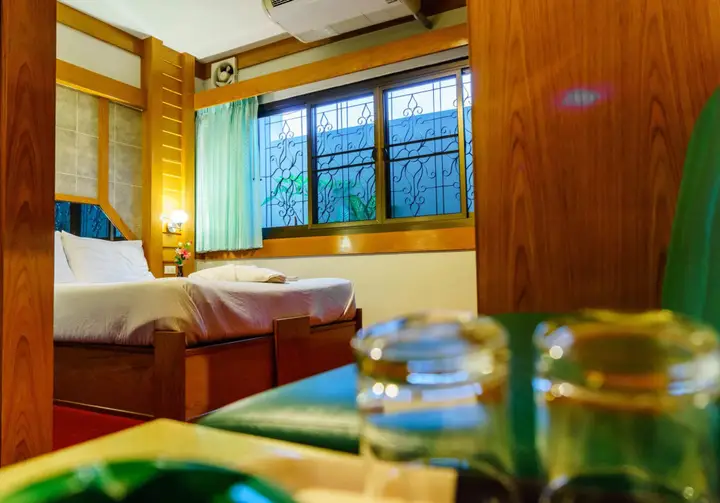 Кхлонг-Янг: Siri Hotel