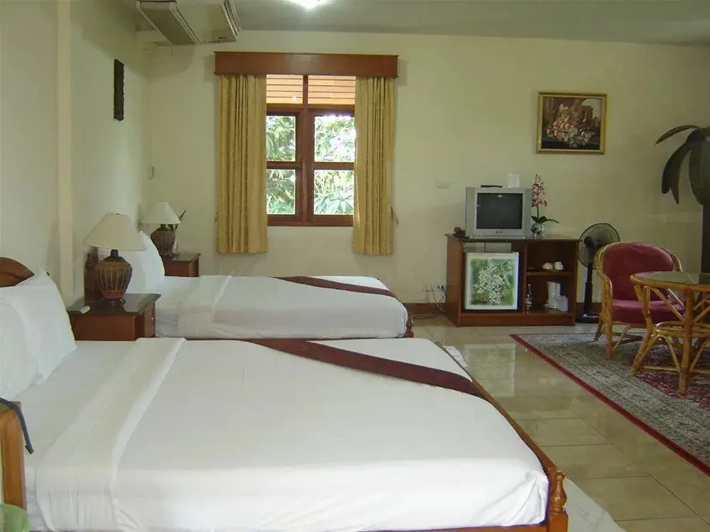 Мэй Джо: Golden Cupids Hotel