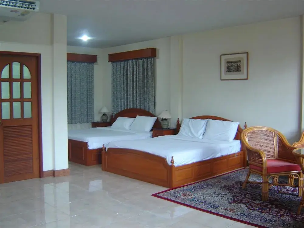 Мэй Джо: Golden Cupids Hotel