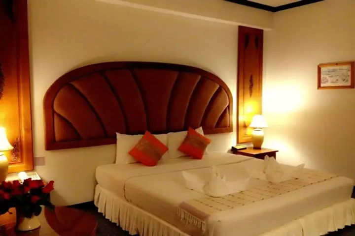 Бури Рам: Thepnakorn Hotel