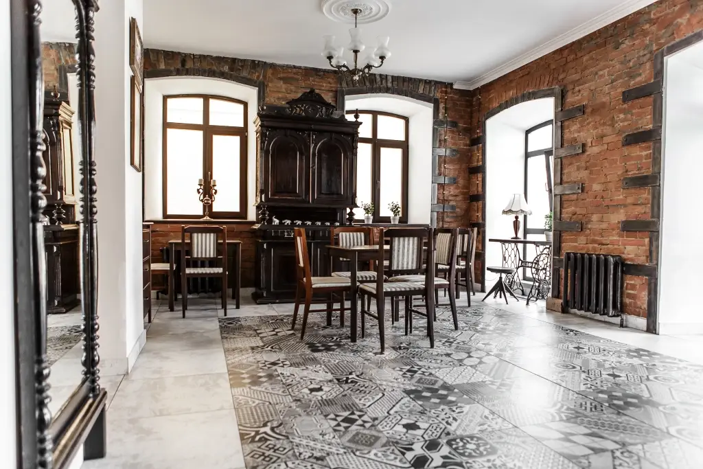 Отель Brick Walls Hotel — фото 1