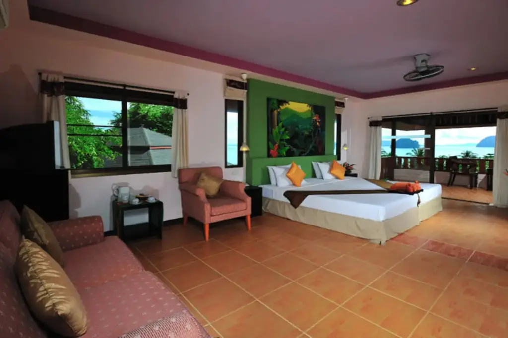 главный пляж: Koh Ngai Cliff Beach Resort