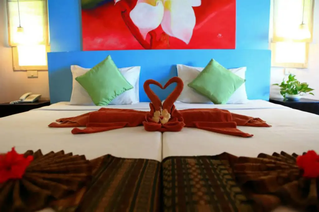 главный пляж: Koh Ngai Cliff Beach Resort