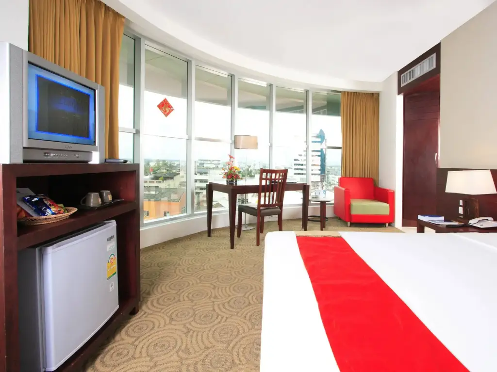 Хатъяй: Golden Crown Grand Hotel