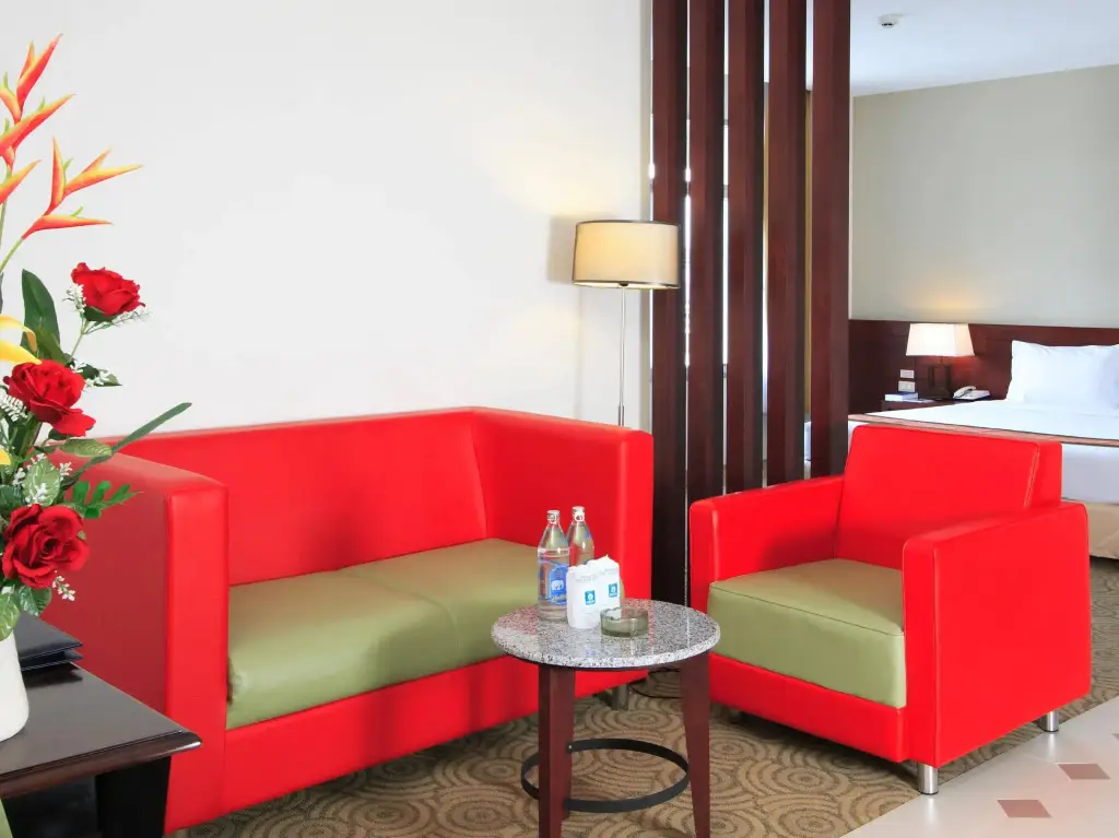Хатъяй: Golden Crown Grand Hotel