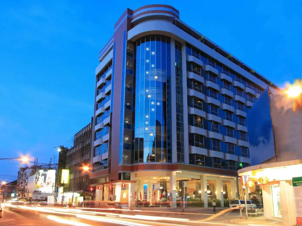 Golden Crown Grand Hotel — фото 1