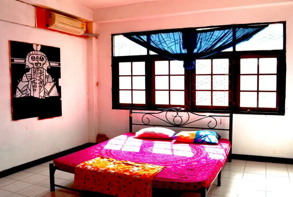 Бангкок: The Overstay Art Hostel