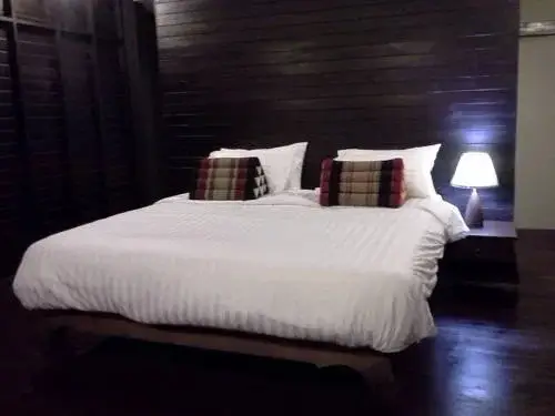 Пхак Хай: The Bank River House