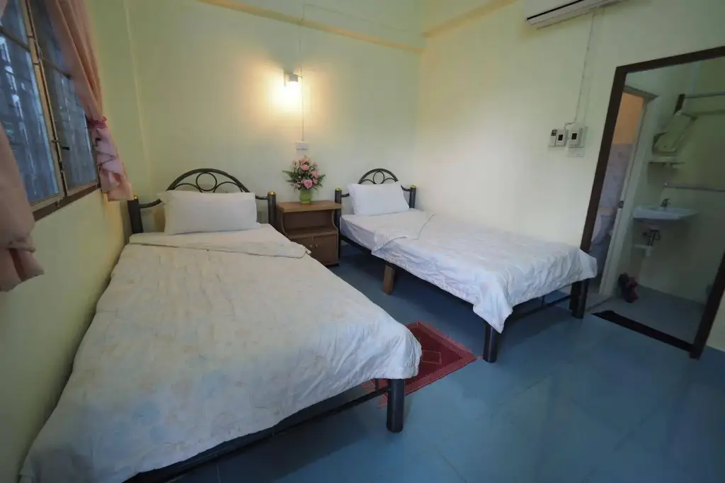 Пуа: Sangaroon Hotel