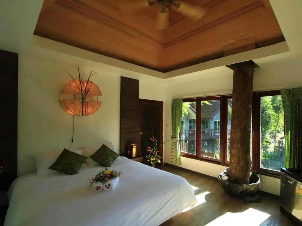 Фаном: Rock And Treehouse Resort