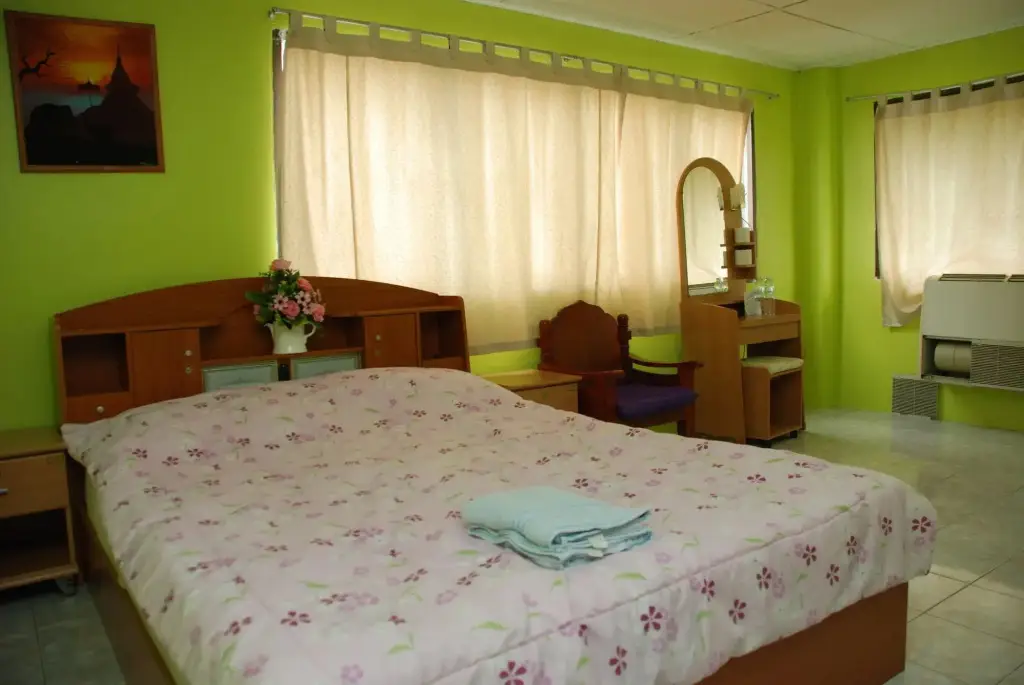Чаам: Blue Lagoon Guest House and Bar