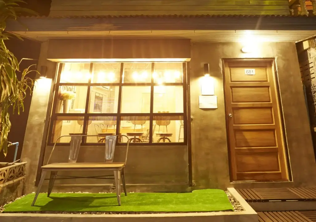Бангкок: The Local Surasak Hostel