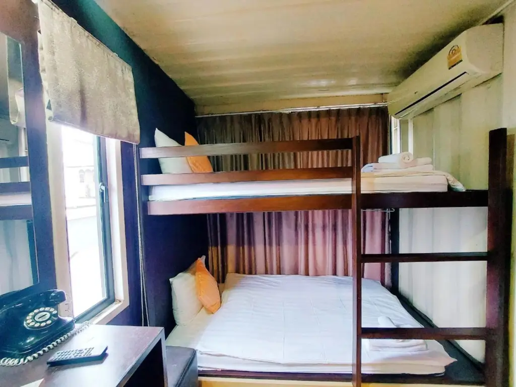 Чумпхон: Retro Box Hotel