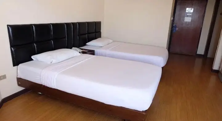 Исторический парк Kamphaeng Phet: Phet Hotel