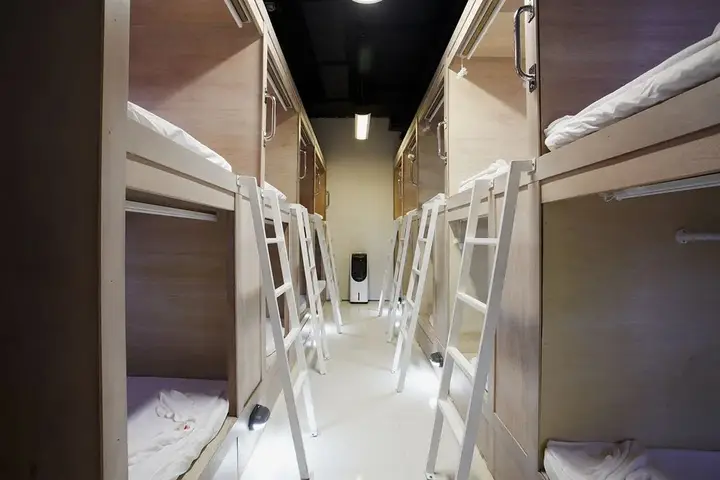 Кату: WhyNot Backpackers (Capsule Hostel)