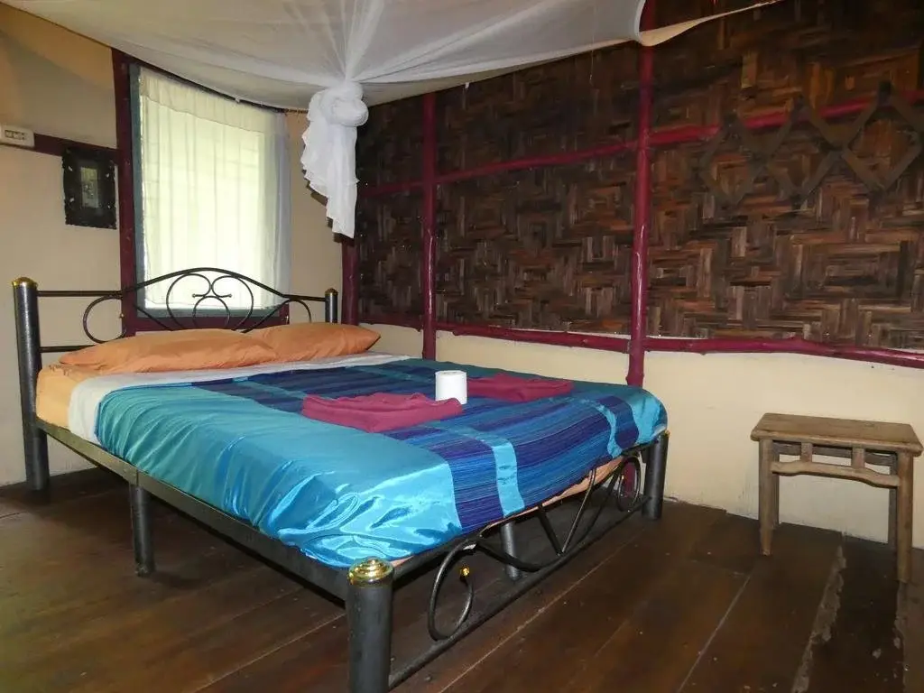 Фаном: Monkey Mansion Jungalows and Tours