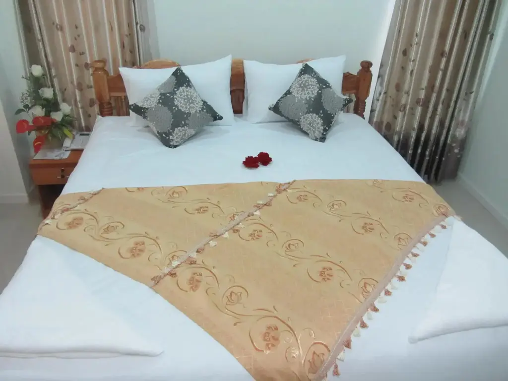 Рои Эт: Rueanrimnam Hotel