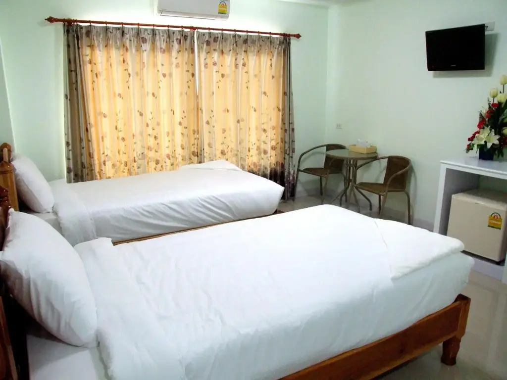 Рои Эт: Rueanrimnam Hotel