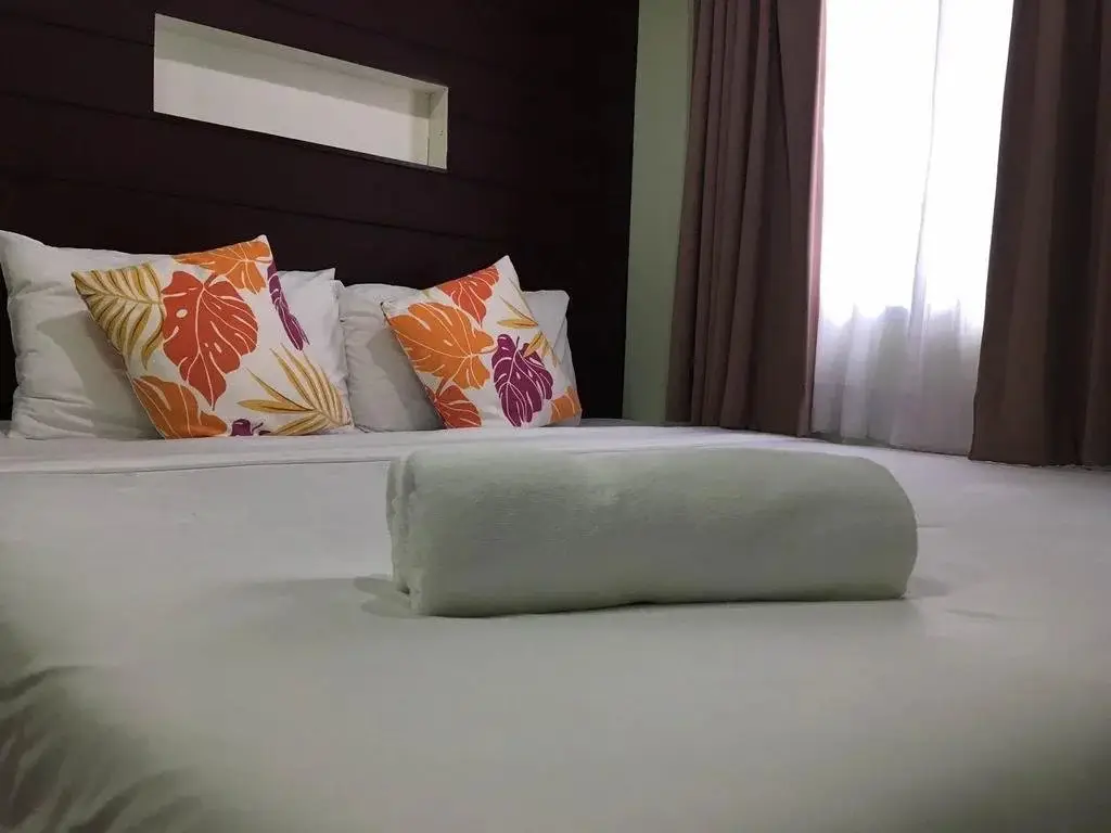 Лансака: The Colorful Hotel