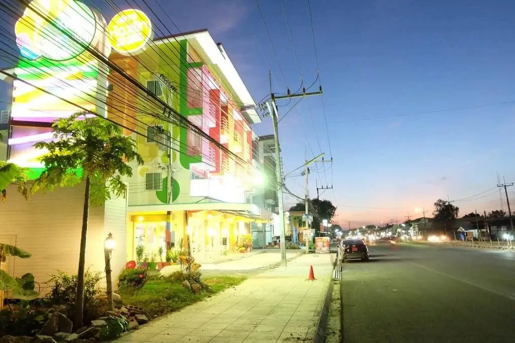 Лансака: The Colorful Hotel